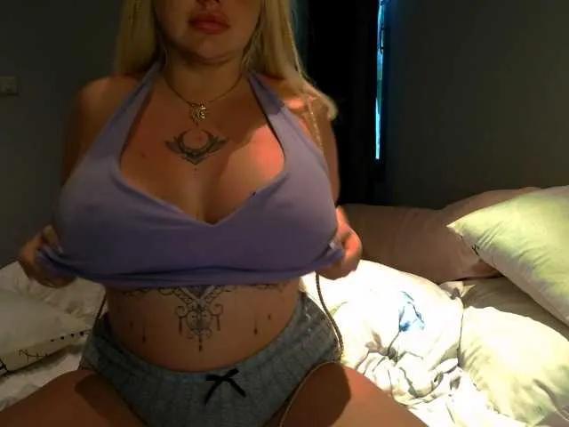 BlondeDollTia on BongaCams