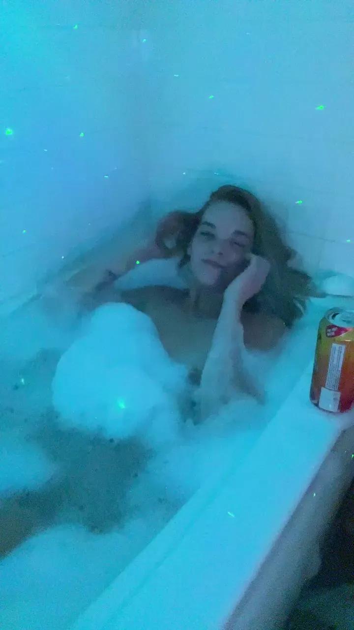 miss_itty_bitty on Cam4 