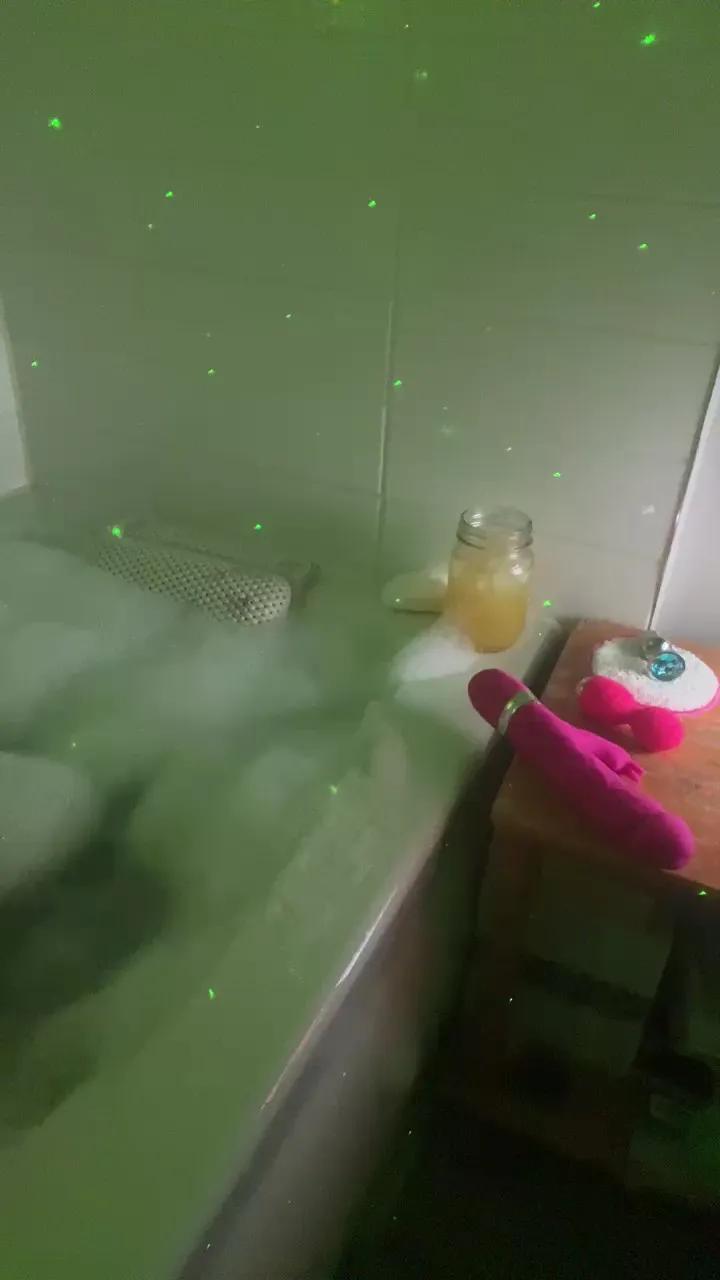 miss_itty_bitty on Cam4 