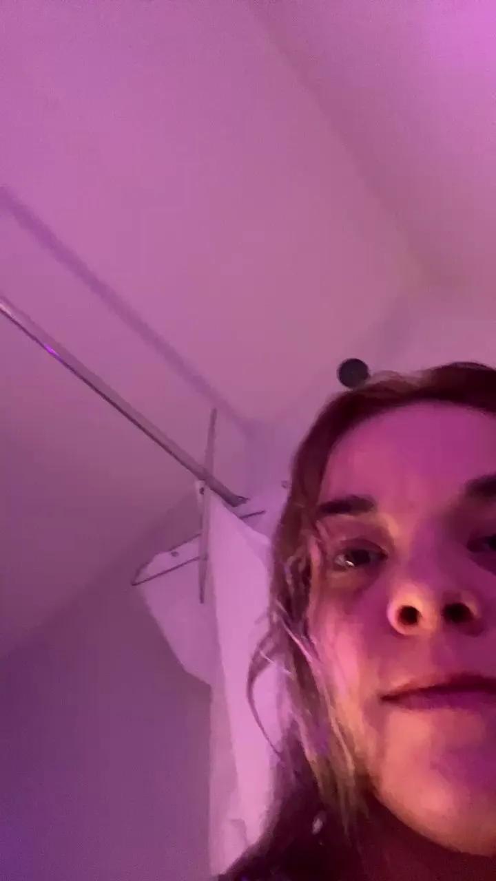 miss_itty_bitty on Cam4 