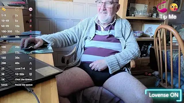 Adamdaddybear on StripChat 