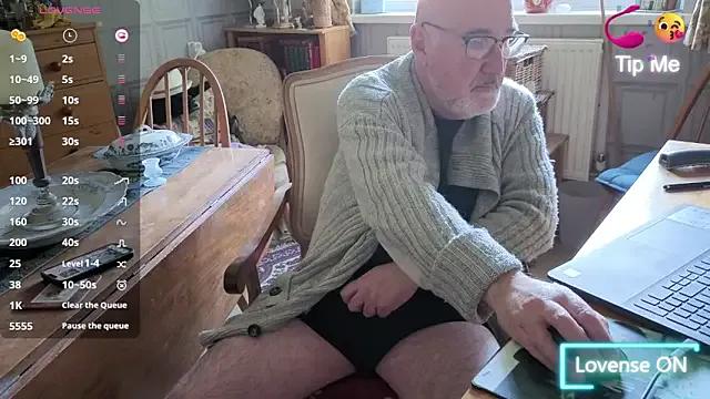 Adamdaddybear on StripChat 