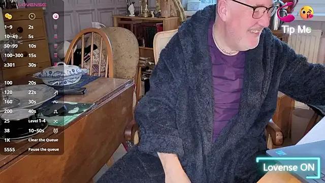 Adamdaddybear on StripChat 