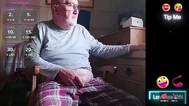 Adamdaddybear on StripChat 