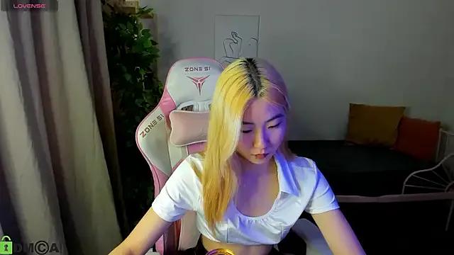 Aisi_18 on StripChat 