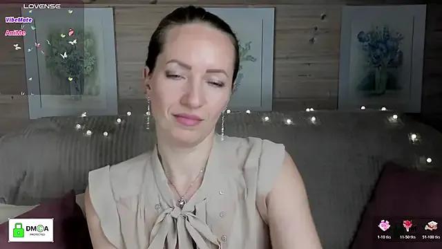 Queenymel on StripChat 