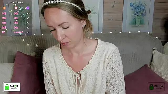 Queenymel on StripChat 