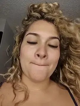 Sara_smiiith211 on StripChat 